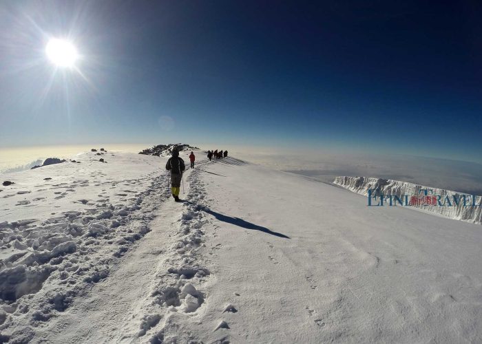 登顶非洲第一高峰乞力马扎罗雪山