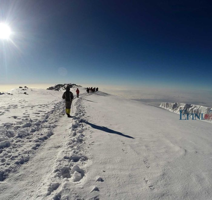 登顶非洲第一高峰乞力马扎罗雪山